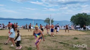 Захватывающая игра волейбол на пляже 🏐