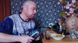 Мукбанг. Лаваш, слойки с курицей и сладкие сухари с компотом.