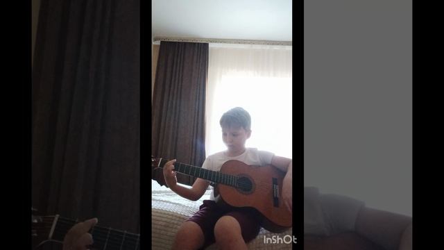 играю на гитаре популярные песни