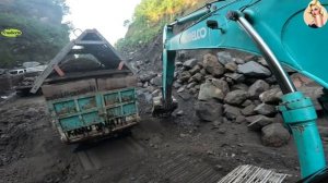 Строительство, экскаватор копает песок