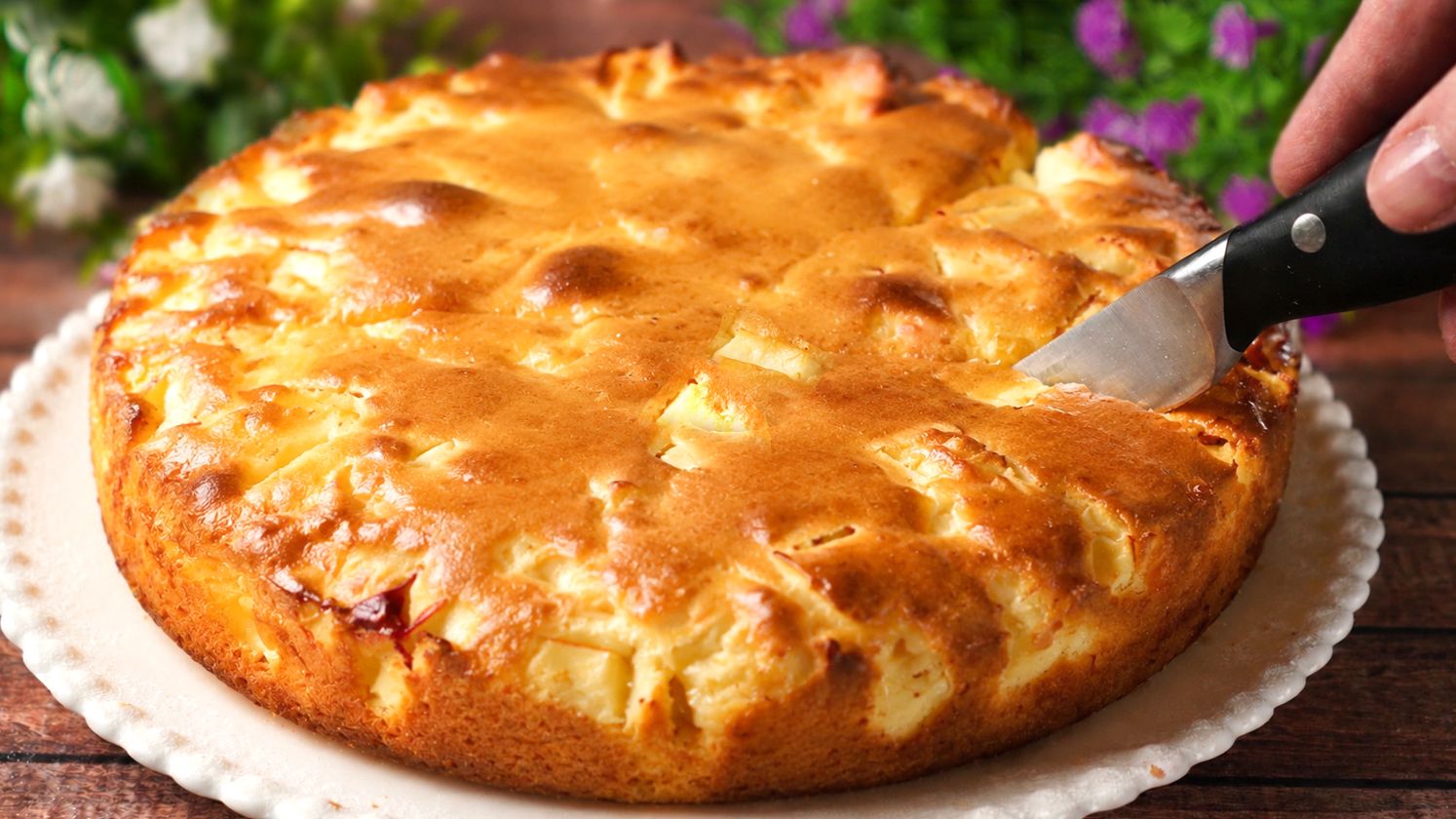 Этот яблочный пирог настолько вкусный, что я пеку его всё лето! Тает во рту