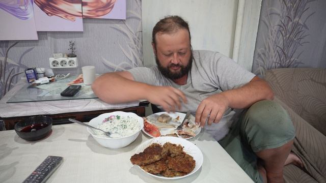 Вкусно кушаем рыбу и оладьи по фирменному рецепту ПОДВАЛ ИЛЬИЧА смотреть онлайн