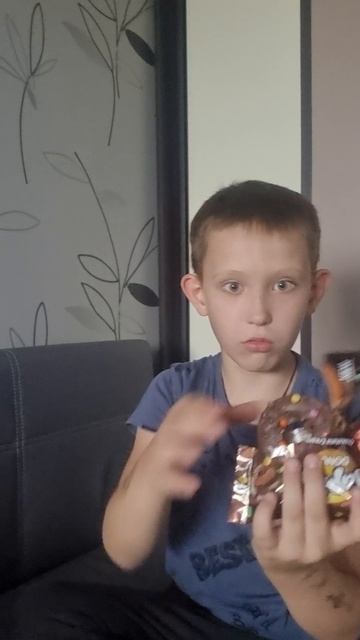 распаковка на диване