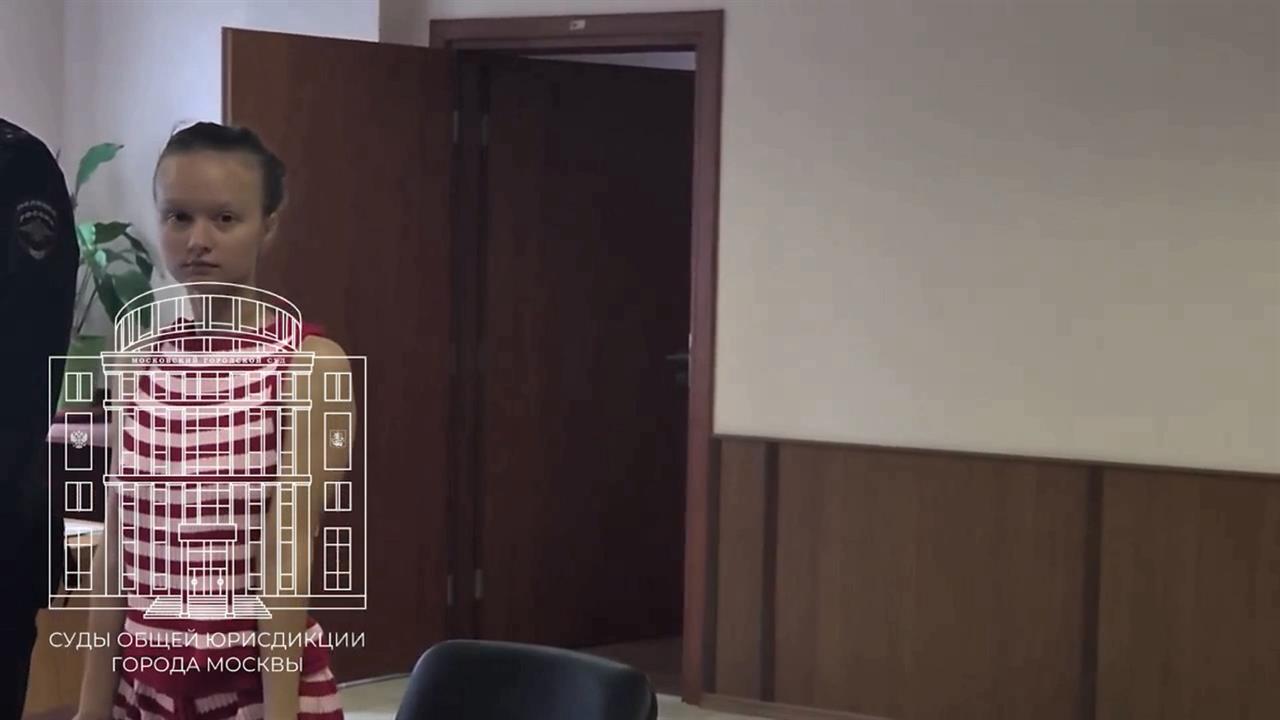 Суд назначил гулявшей голой по Москве блогерше 14 суток ареста. смотреть онлайн