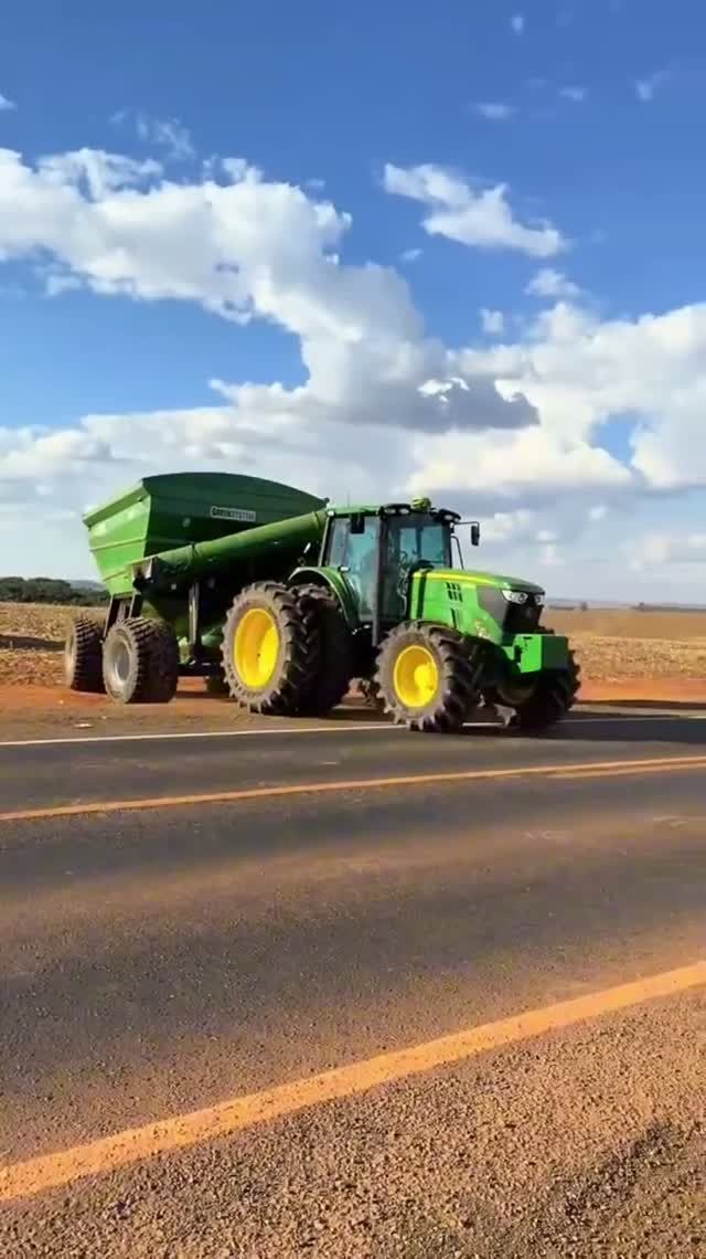 Этот трактор John Deere покоряет дорогу! 🚜💚 #сельскоехозяйство #трактор #фермерство Этот трактор John Deere покоряет дорогу! 🚜💚 #сельскоехозяйство #трактор #фермерство
