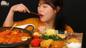 Мукбанг - жареная курица и токпокки - острый вкус, крупный план