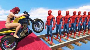 Супергерои мчат на мотоциклах над морем по мосту Человека-паука GTA 5