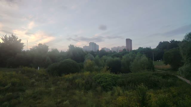 Прогулка закат в Крюково. Зелень. Я гуляю. смотреть онлайн