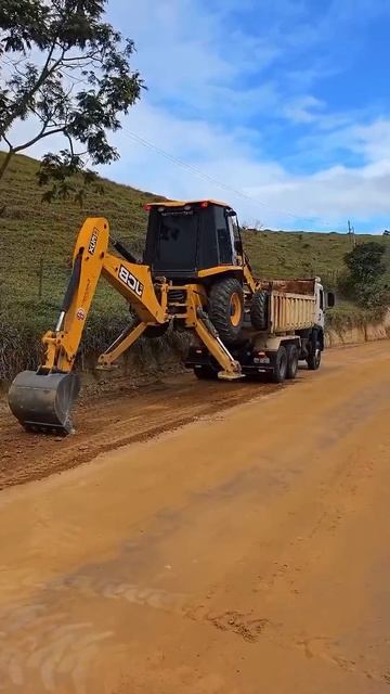 O homem se garante no volante do trator(1) смотреть онлайн