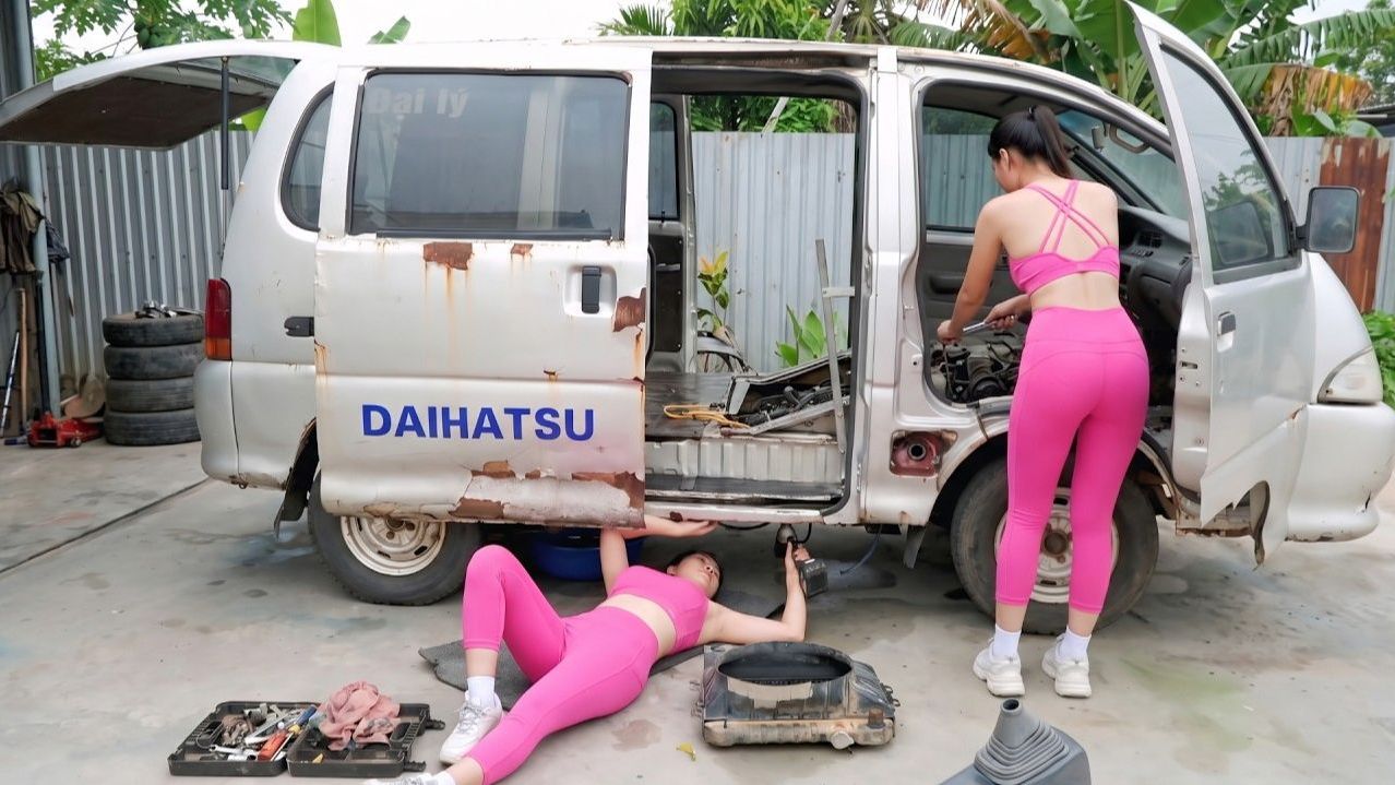 Девушка ремонтирует и восстановливает интерьер и экстерьер Daihatsu 25-летней давности смотреть онлайн
