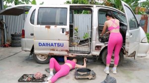 Девушка ремонтирует и восстановливает интерьер и экстерьер Daihatsu 25-летней давности