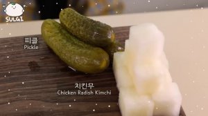 Мукбанг - курица и сырные закуски - крупный план