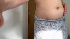 девушка пьет банку колы с ментосом