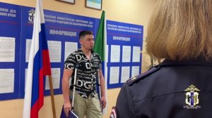 В Хабаровском крае полицейские вручили российский паспорт участнику СВО, прибывшему из Кыргызстана