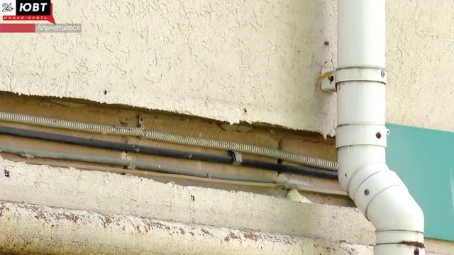 Жители Тимирязева, 9 жалуются на зловонные фонтаны в подвале и разруху