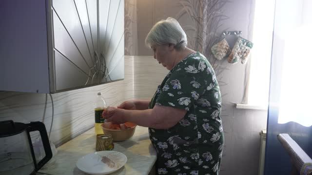 А на ужин рыба вкусная и витаминный салат для любимых сына и мужа ПОДВАЛ ИЛЬИЧА смотреть онлайн