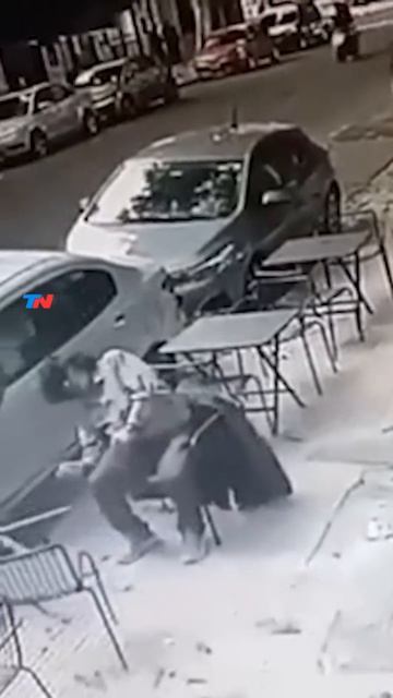 В Аргентине стекло с балкона жилого дома рухнуло прямо на посетителя уличного бара
