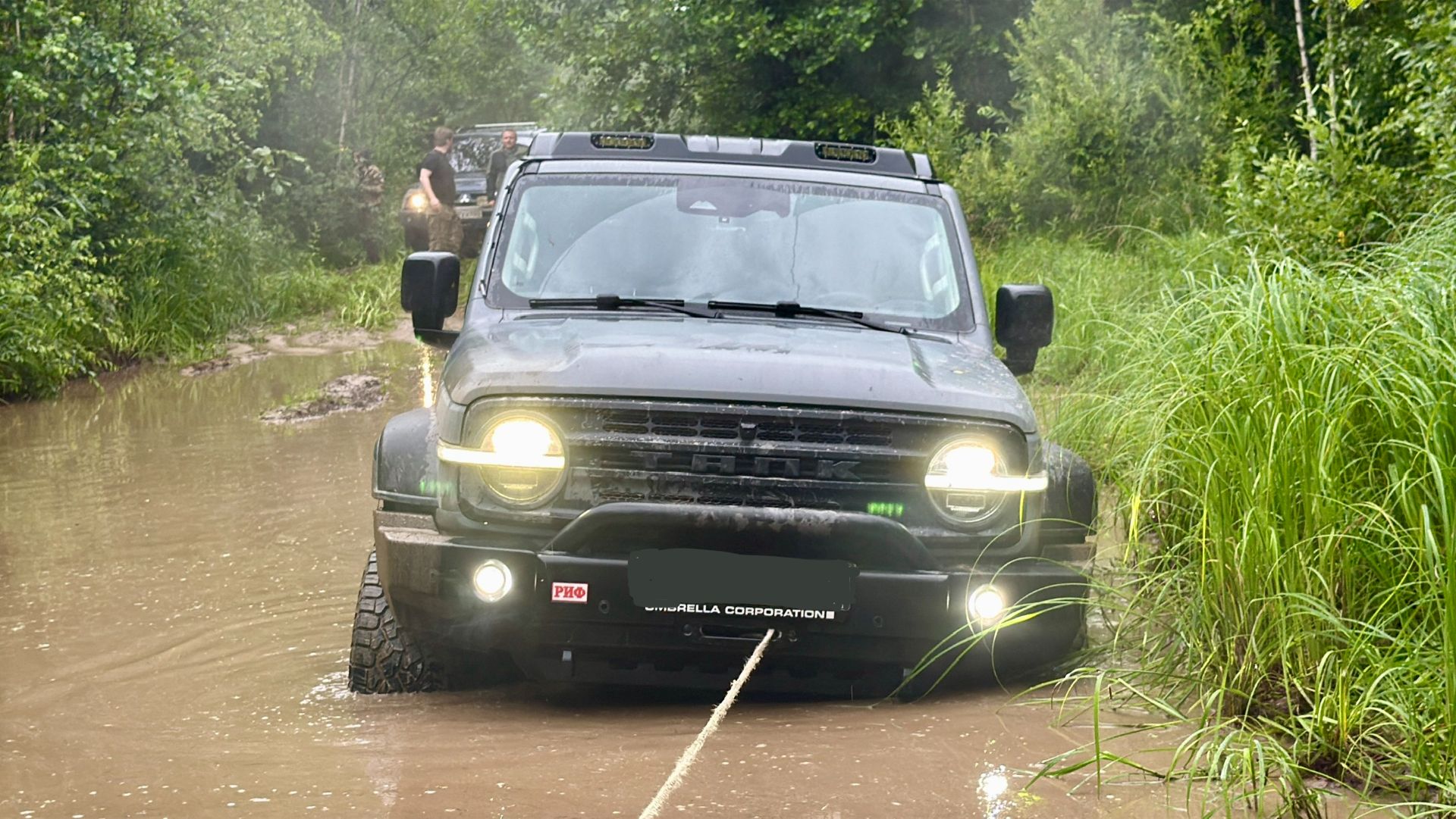 Ураган Бернадетт, лес, полный привод: Range Rover VELAR, RAPTOR, TANK 300 и другие на бездорожье смотреть онлайн