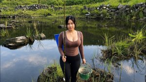 Сельская девушка смастерила удочку из бамбука и поймала огромную рыбу в горном озере.
