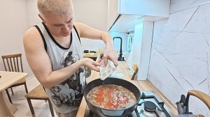 РАСПЛАСТАЛАСЬ, меня уже НОГИ НЕ ДЕРЖАТ! Муж готовит очередную ВКУСНЯШКУ для своей КРАСОТКИ на ужин