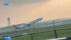 Хвост пассажирского самолета в США задел ВПП и оставил след из искр: видео.