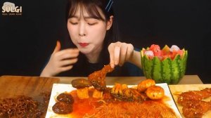 Мукбанг - жареная курица и лапша с чёрным соусом - горячая порция
