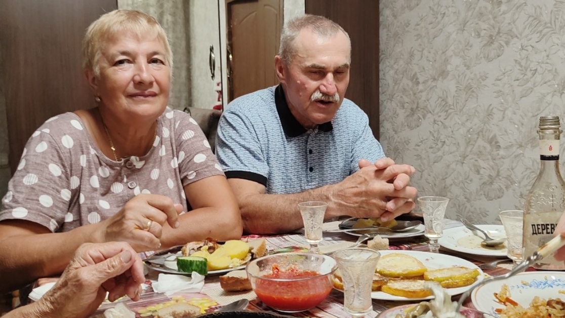 Жизнь в деревне 🏡 в саду у Ларисы // день рождения // смотреть онлайн