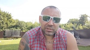Он её ударил прямо в лицо.