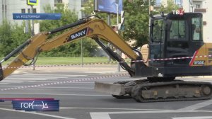 Водитель экскаватора разнес ковшом торговый павильон на западе Москвы