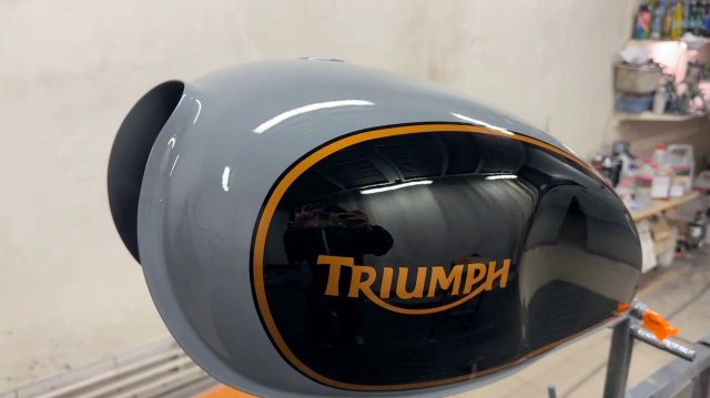 Покраска мотоцикла Triumph в классиские серый, черный и золотой Покраска мотоцикла Triumph в классиские серый, черный и золотой