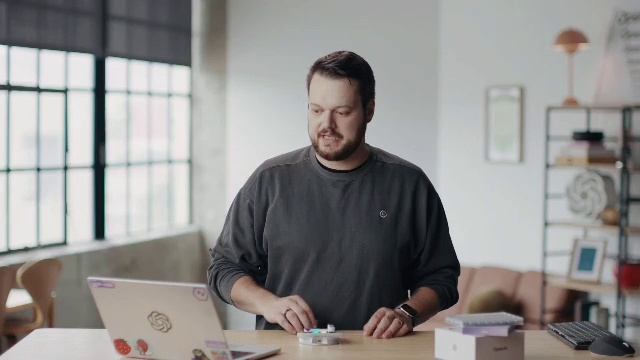 Первое физическое устройство от OpenAI — Codex Micro смотреть онлайн