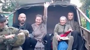 В Константиновке российские военные спасали мирных жителей.