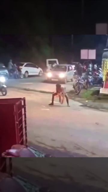 В Индии женщина закидала мужа собственным говном