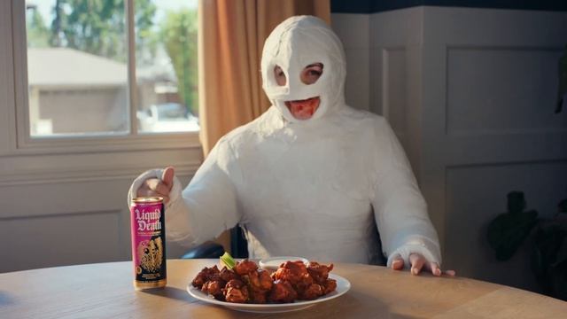 Liquid Death снова играет в тонкую иронию и в этот раз троллит Red Bull.