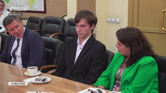 Путь к заветным 200 баллам: брянские выпускники встретились с Ковальчуком смотреть онлайн