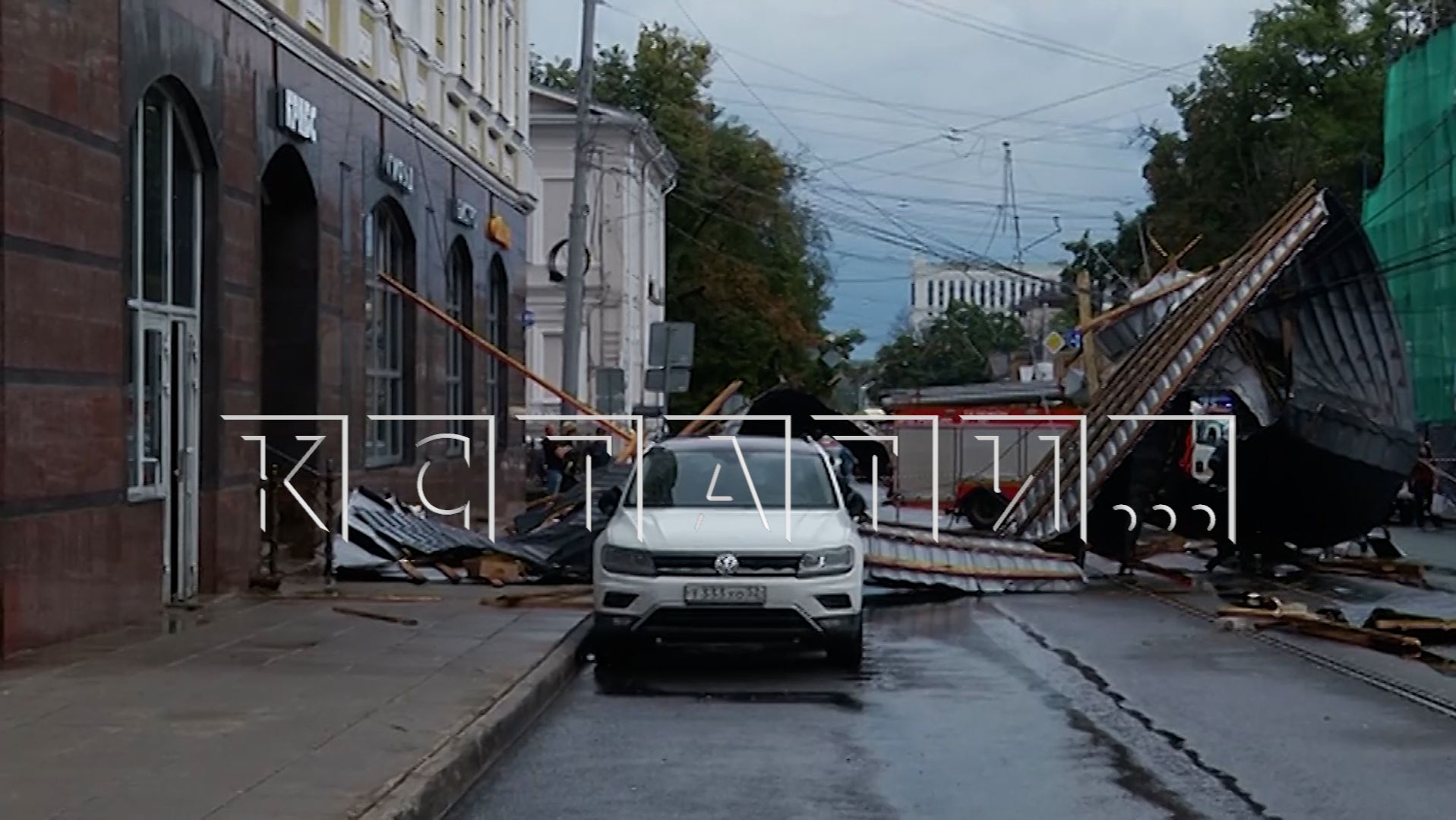 Сорванная крыша перелетела через дорогу, ударила в машины и ресторан, где сидели посетители смотреть онлайн
