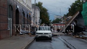 Сорванная крыша перелетела через дорогу, ударила в машины и ресторан, где сидели посетители