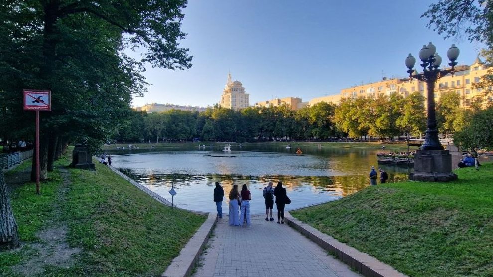 Summer in Moscow: Walking Around Patriarch's Pond смотреть онлайн
