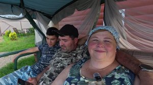 Сафар  готовит плов в казане. Упорядочили  чеснок. Вкусный ужин на природе.