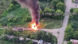Красиво горит
Кадры с коптера противника на уничтоженный русскими FPV-дронами американский Макс Про