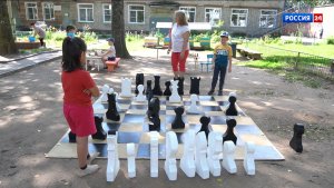 В Кирово-Чепецке юные шахматисты осваивают королевскую игру прямо на зелёных лужайках