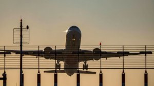 Искры летели: Boeing 777 задел полосу хвостом при посадке