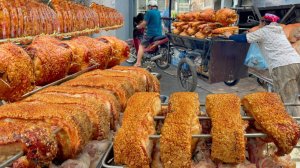 Женщина продает шесть блюд из мяса, приготовленного на гриле, с самодельной тележки