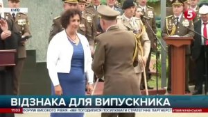 Новый главком ВСУ Драпатый встал на колени перед послом Британии и получил от нее переходной меч бри
