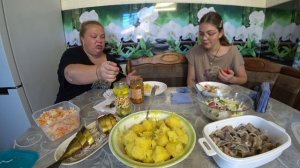 мукбанг. сочная скумбрия и молодая картошечка