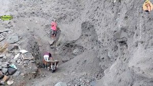 Строительство, шахтёры добывают песок в карьере