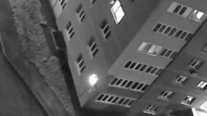 Житель многоквартирного дома на улице Поляничко в Оренбурге выбросил стиральную машину из окна 11-го