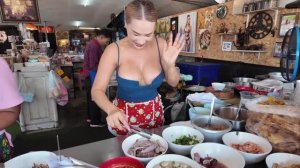 Прекрасная тайская девушка готовит острую лапшу. Тайская уличная еда