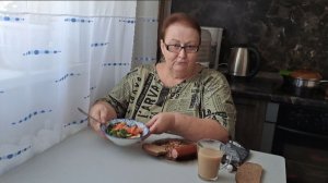 Мукбанг. Ужин. Гречка с колбаской и летний салатик.