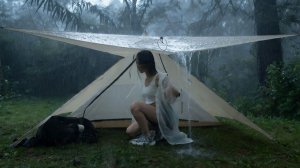ХУДШИЙ ЛИВЕНЬ, КОТОРЫЙ Я КОГДА-ЛИБО ПЕРЕЖИВАЛ 😱⛈️ КЕМПИНГ В ОДИНОЧКУ ПОД ГРОЗОЙ И ГРОМ.